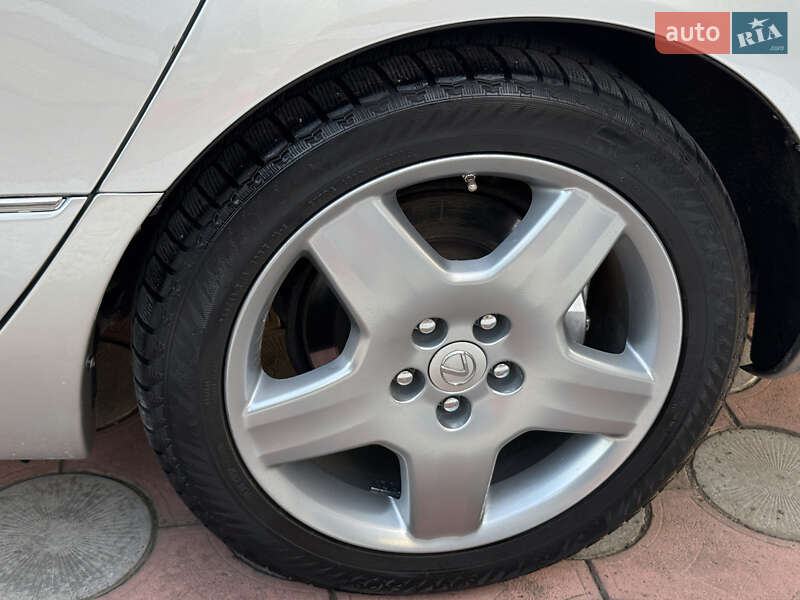 Седан Lexus LS 2004 в Вараше
