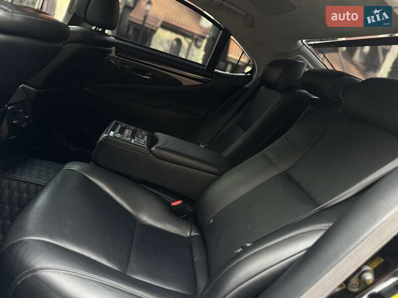 Седан Lexus LS 2013 в Львове