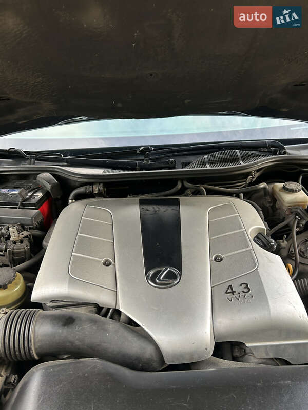 Седан Lexus LS 2004 в Яремче