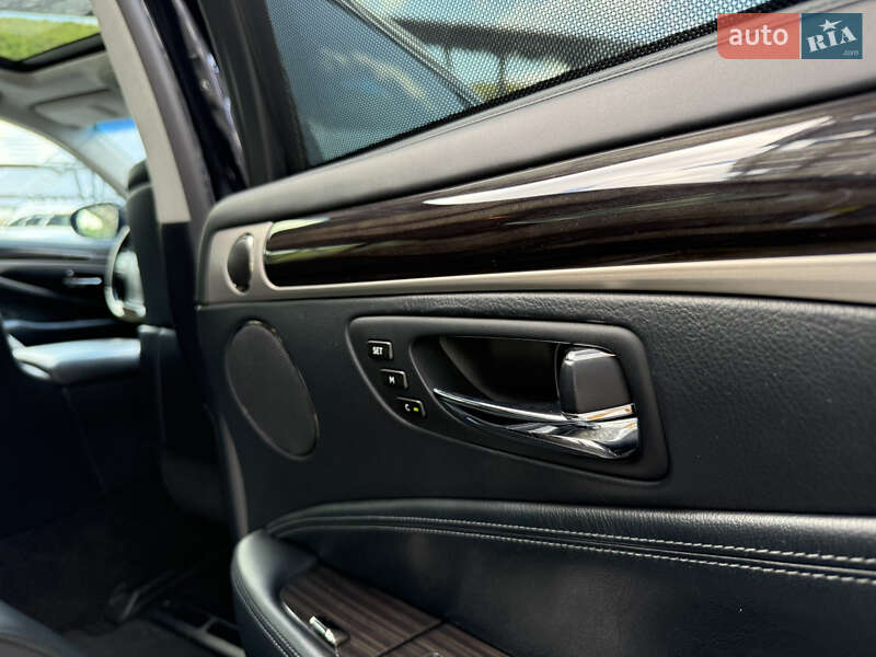 Седан Lexus LS 2013 в Львове