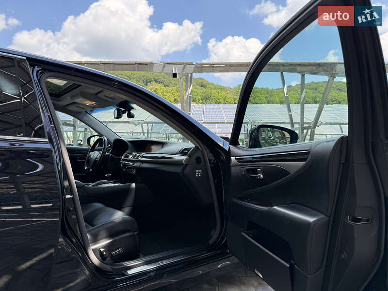 Седан Lexus LS 2013 в Львове