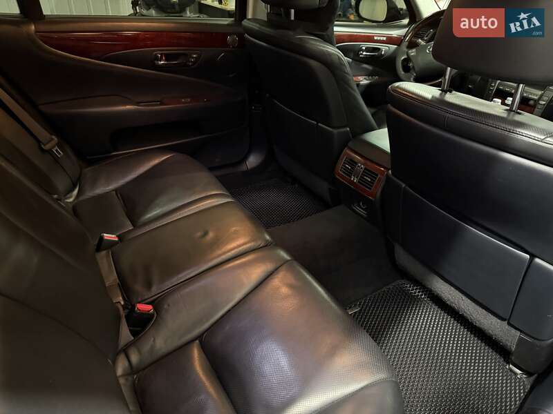 Седан Lexus LS 2008 в Кременчуці