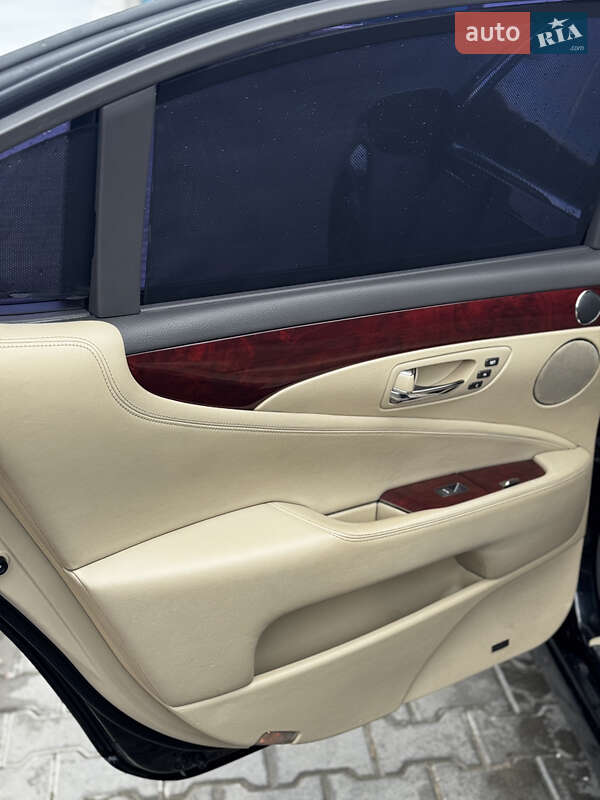 Седан Lexus LS 2008 в Рівному