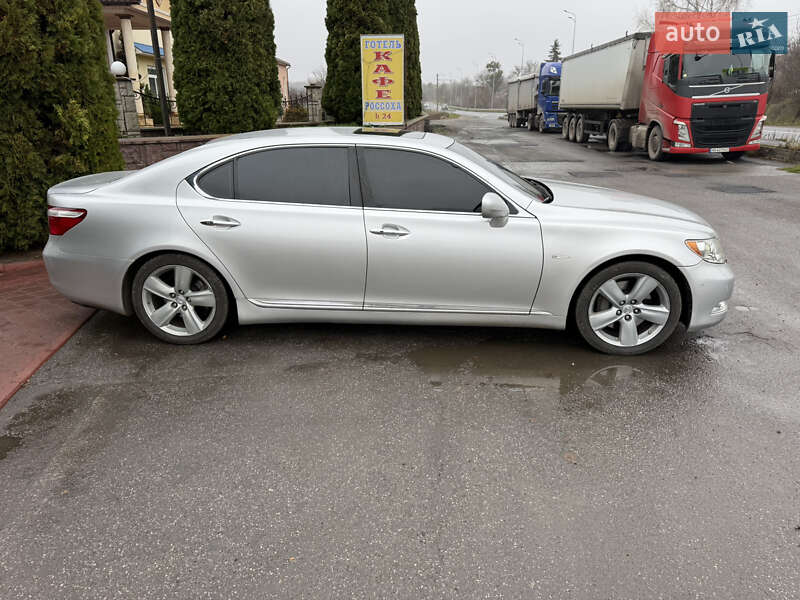 Седан Lexus LS 2007 в Вороновице