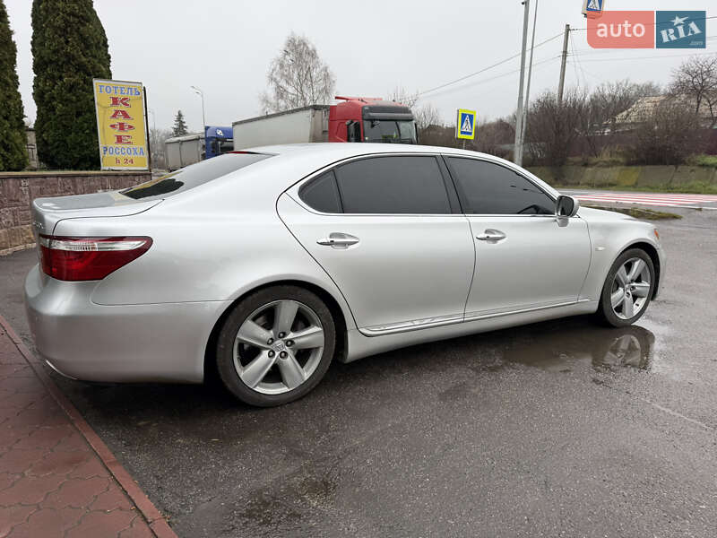 Седан Lexus LS 2007 в Вороновице