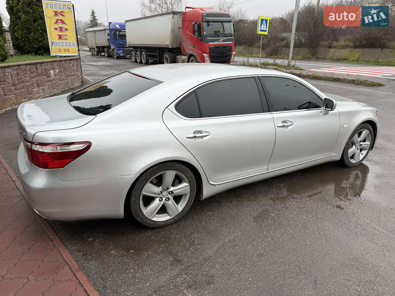 Седан Lexus LS 2007 в Вороновице