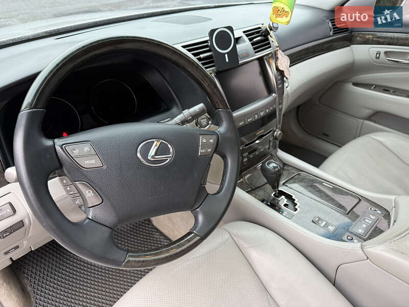 Седан Lexus LS 2007 в Вороновице