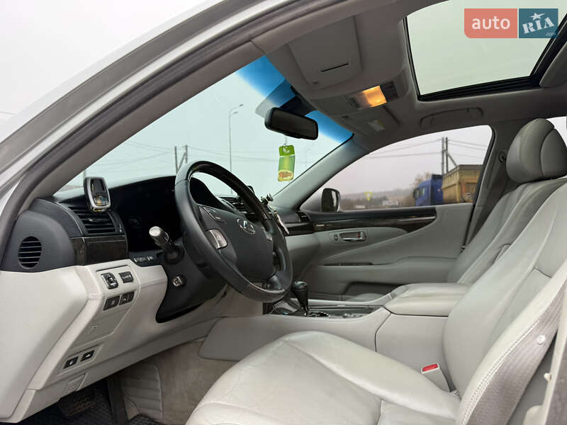 Седан Lexus LS 2007 в Вороновице