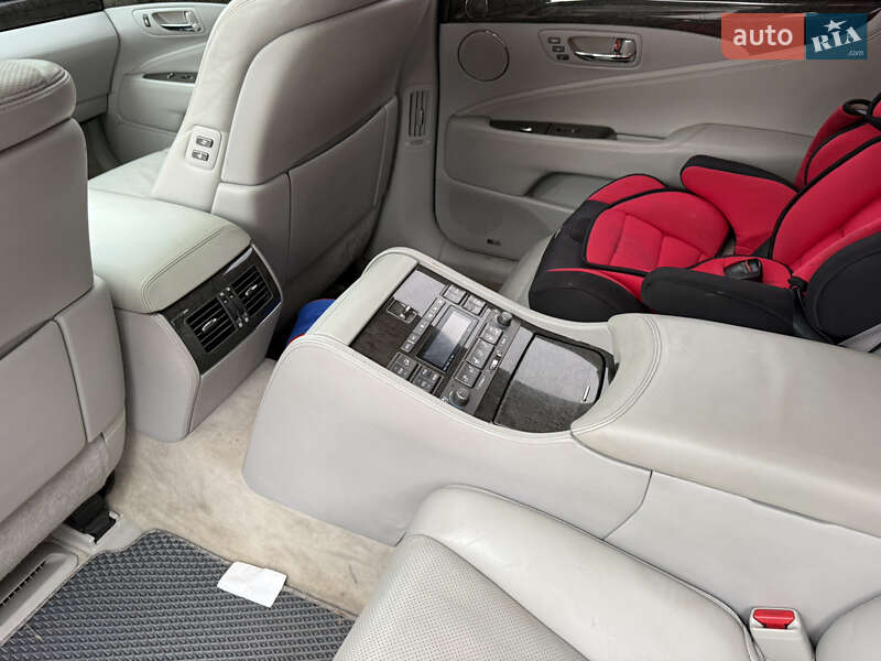 Седан Lexus LS 2007 в Вороновице