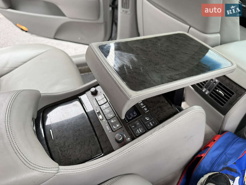 Седан Lexus LS 2007 в Вороновице