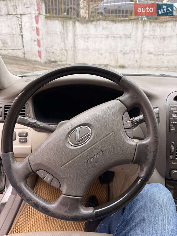 Седан Lexus LS 2001 в Львове