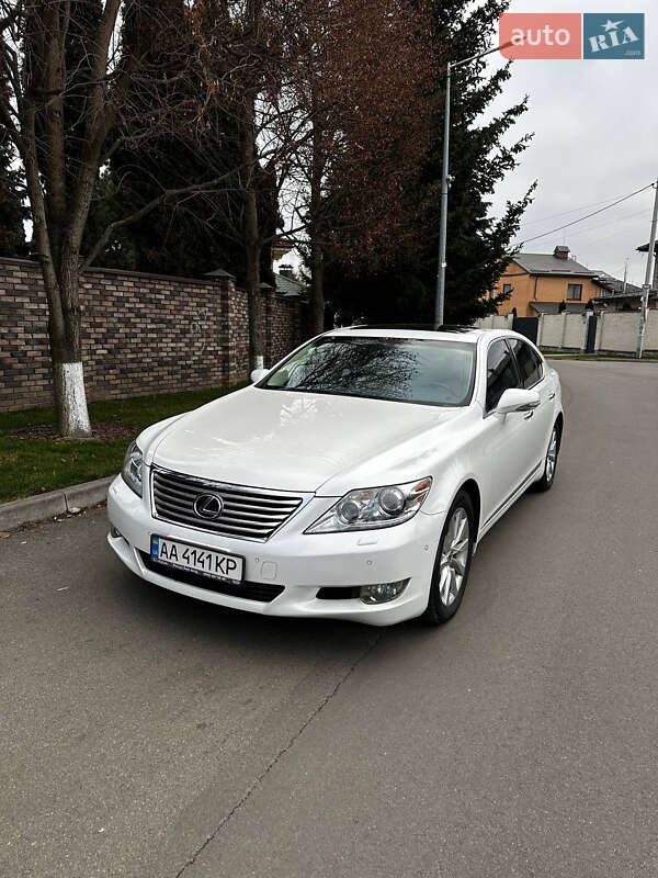 2011 Lexus LS, VIN JTHCL5EF9B5010254:plate — zdjęcie 1 (autoria)