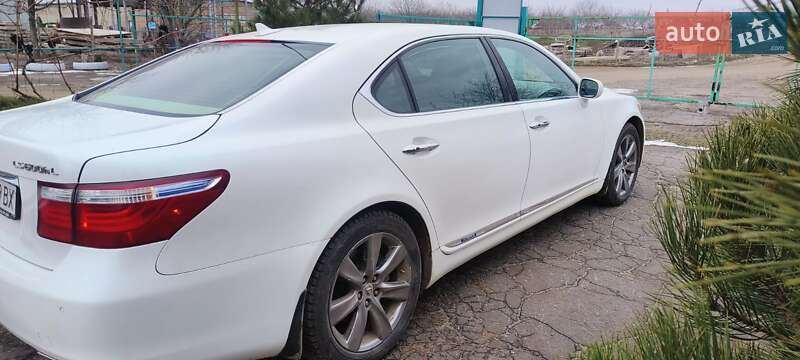 2008 Lexus LS, VIN JTHDU46F985006112:plate — фото 1 (autoria)