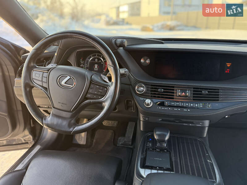 Седан Lexus LS 2018 в Стоянці