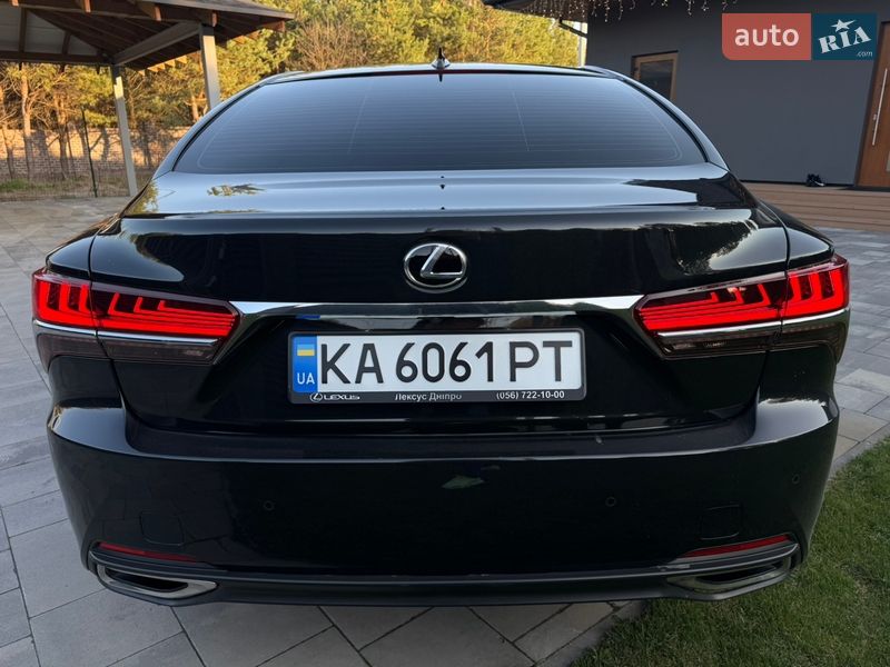Седан Lexus LS 2018 в Стоянці