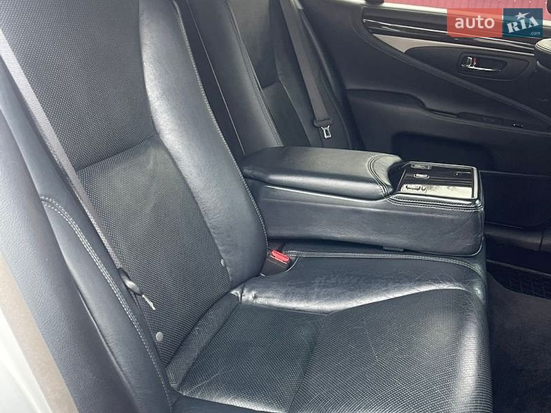 Седан Lexus LS 2013 в Львові