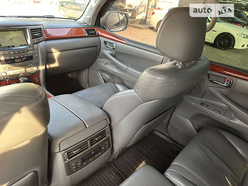 Позашляховик / Кросовер Lexus LX 2008 в Чернівцях