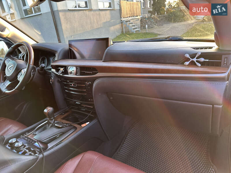 Внедорожник / Кроссовер Lexus LX 2016 в Рахове
