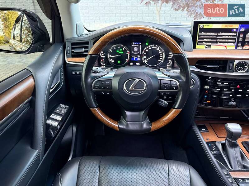 Позашляховик / Кросовер Lexus LX 2016 в Рівному