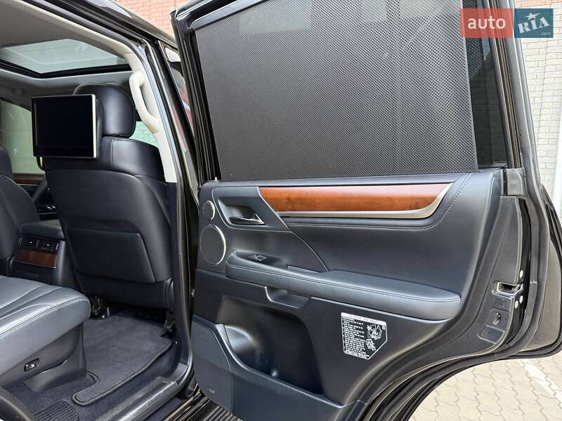 Позашляховик / Кросовер Lexus LX 2016 в Рівному