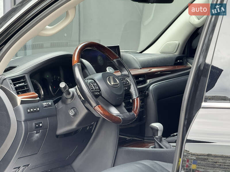 Позашляховик / Кросовер Lexus LX 2016 в Києві