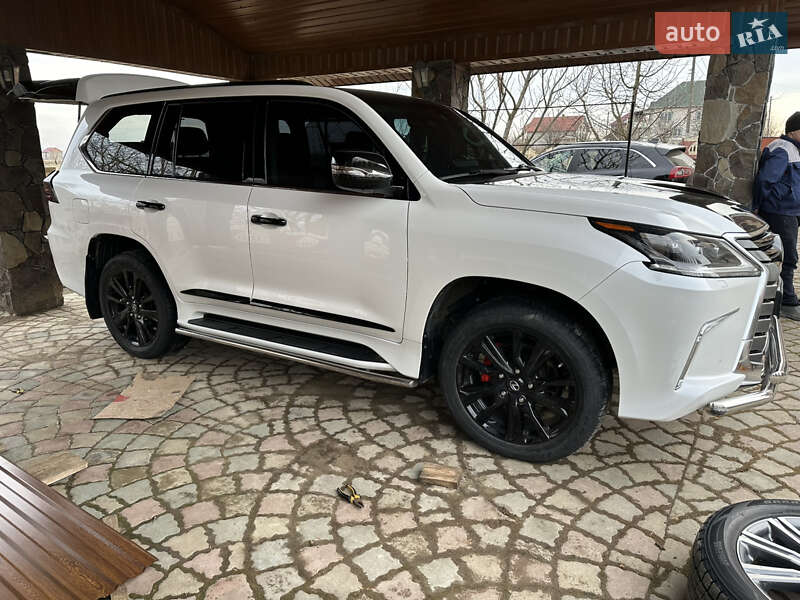Позашляховик / Кросовер Lexus LX 2017 в Чернівцях
