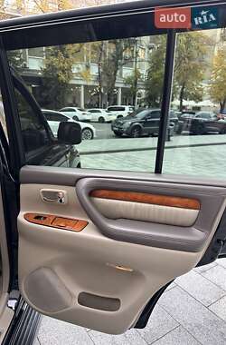 Внедорожник / Кроссовер Lexus LX 2004 в 