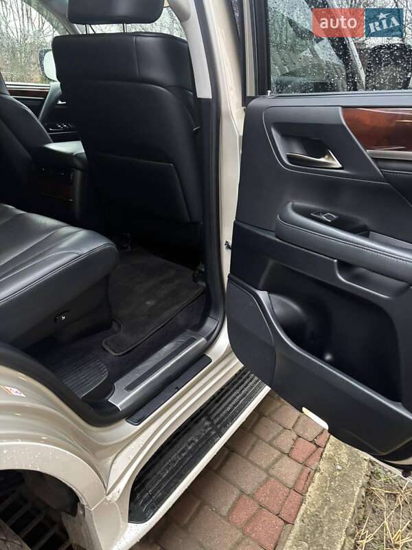 Позашляховик / Кросовер Lexus LX 2016 в Чернівцях