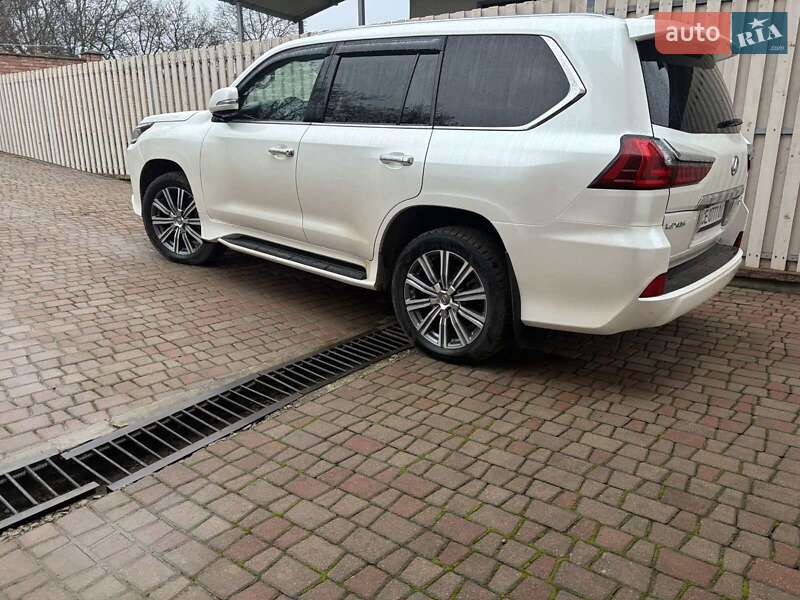 Позашляховик / Кросовер Lexus LX 2016 в Чернівцях