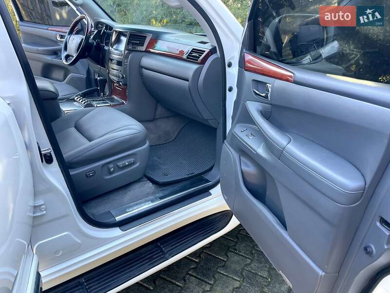 Внедорожник / Кроссовер Lexus LX 2008 в Черновцах