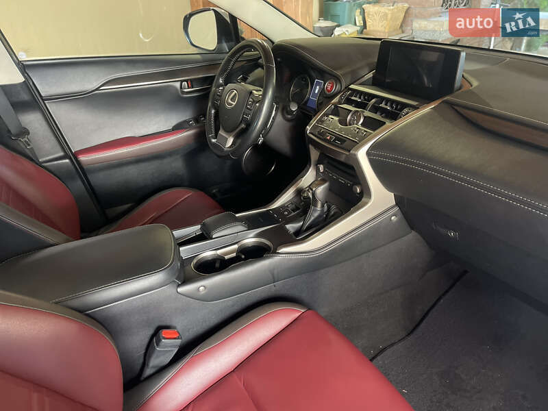 Внедорожник / Кроссовер Lexus NX 2018 в Ужгороде