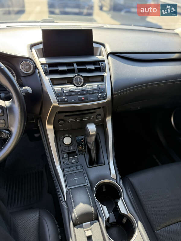 Позашляховик / Кросовер Lexus NX 2016 в Чернівцях