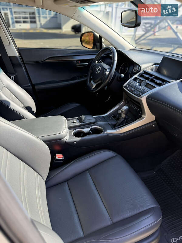 Позашляховик / Кросовер Lexus NX 2016 в Чернівцях