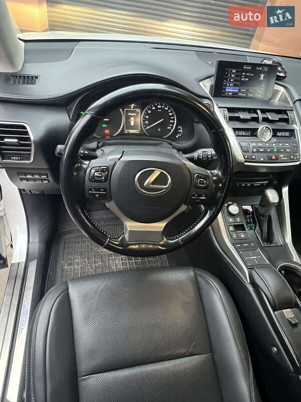 Внедорожник / Кроссовер Lexus NX 2016 в Новых Петровцах