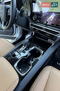 Внедорожник / Кроссовер Lexus RX 2023 в 