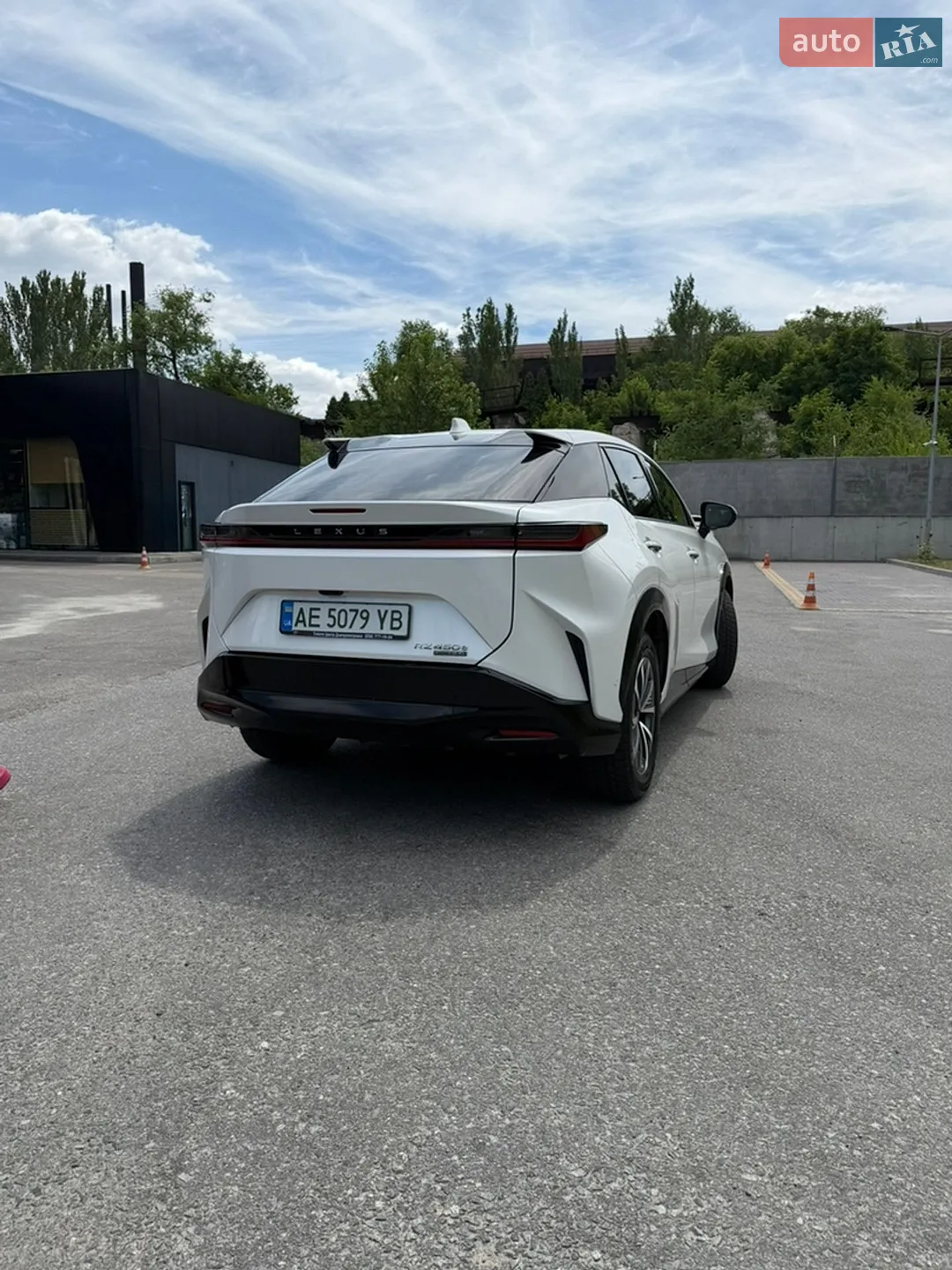 Lexus RZ 2023 VIN JTJAAAAB9PA017825 фото оголошення 4 з 33
