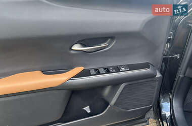 Позашляховик / Кросовер Lexus UX 2020 в 