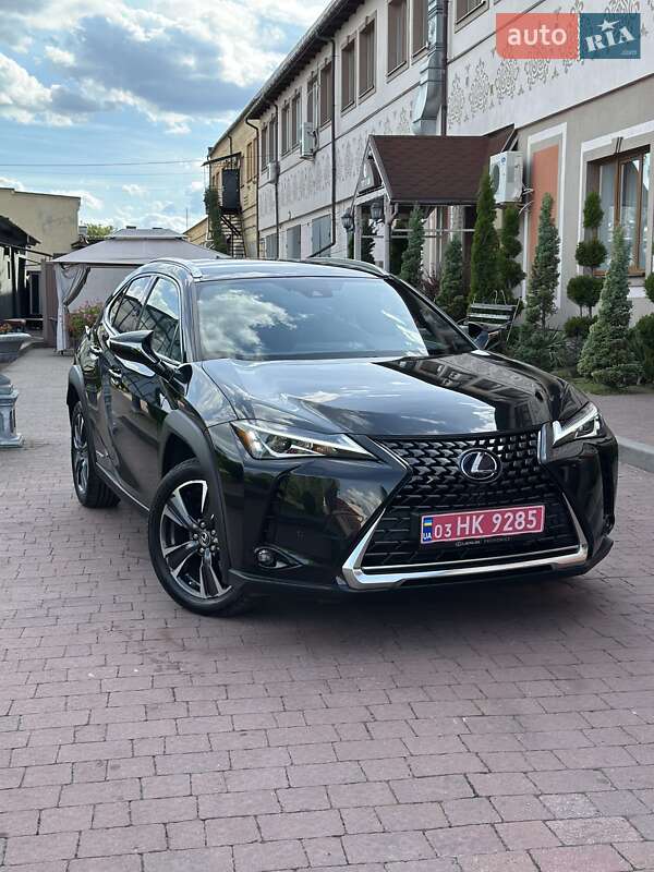 Lexus UX 2021