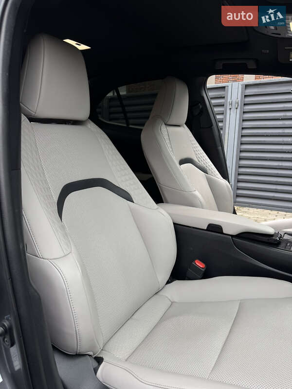 Внедорожник / Кроссовер Lexus UX 2020 в Киеве