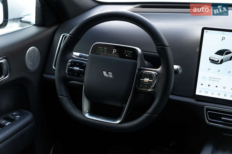 Внедорожник / Кроссовер Li Auto L7 2024 в Одессе