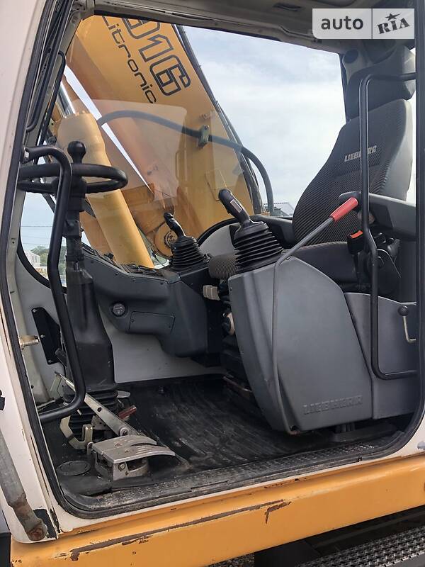 Колісний екскаватор Liebherr A 2011 в Львові