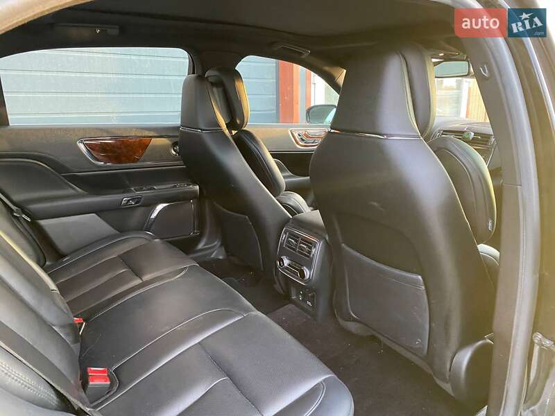 Седан Lincoln Continental 2017 в Львове