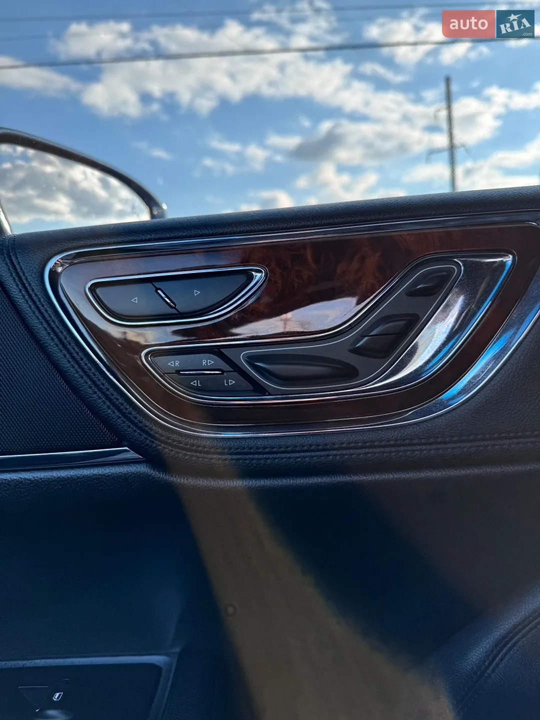 2017 Lincoln Continental - мініатюра 21