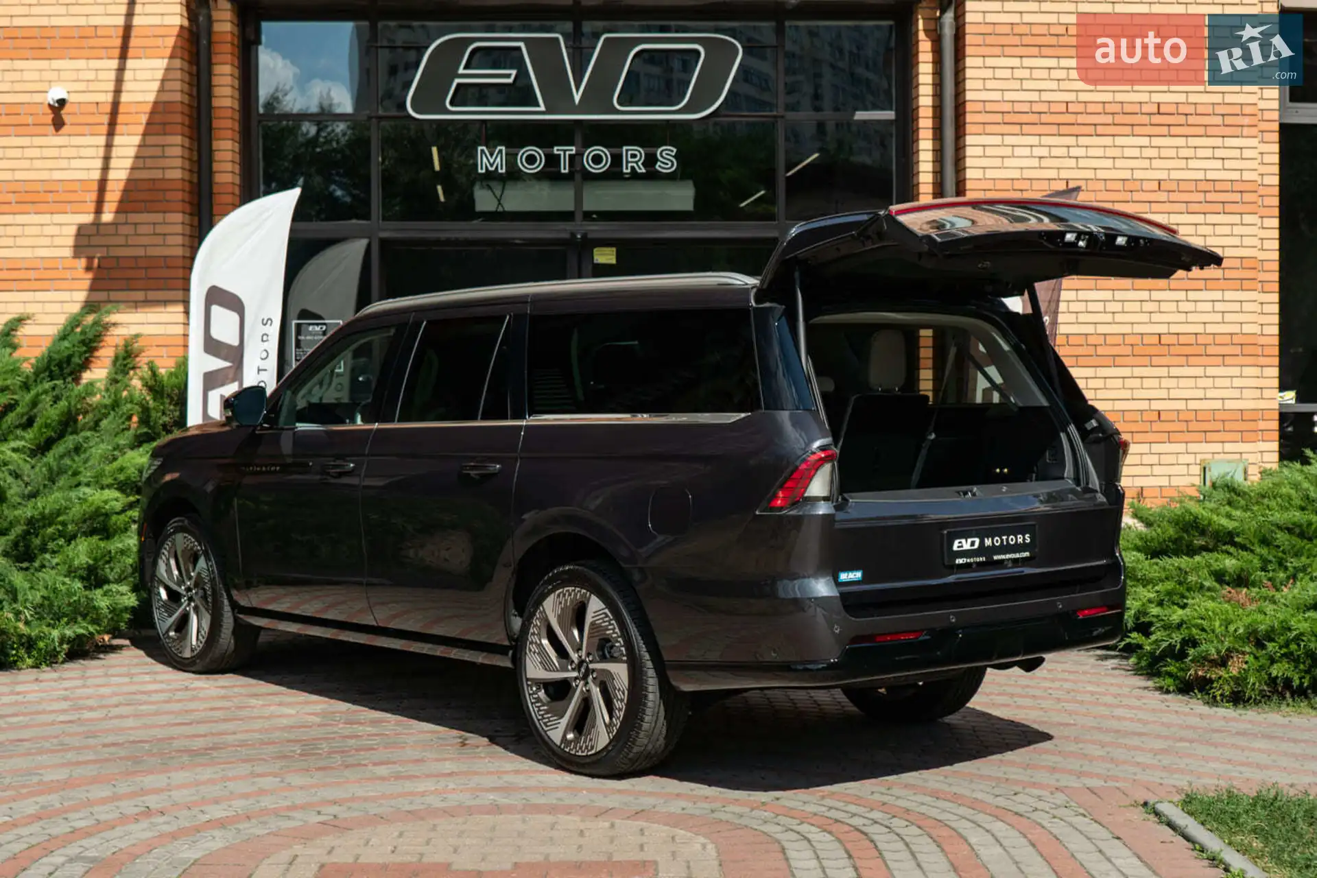 2025 Lincoln Navigator - мініатюра 9