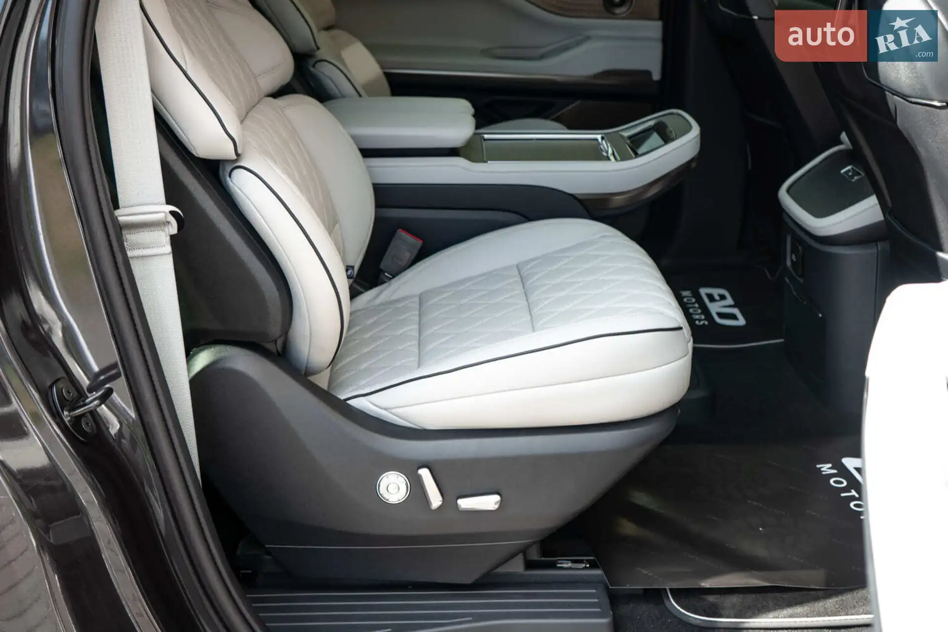 2025 Lincoln Navigator - мініатюра 50