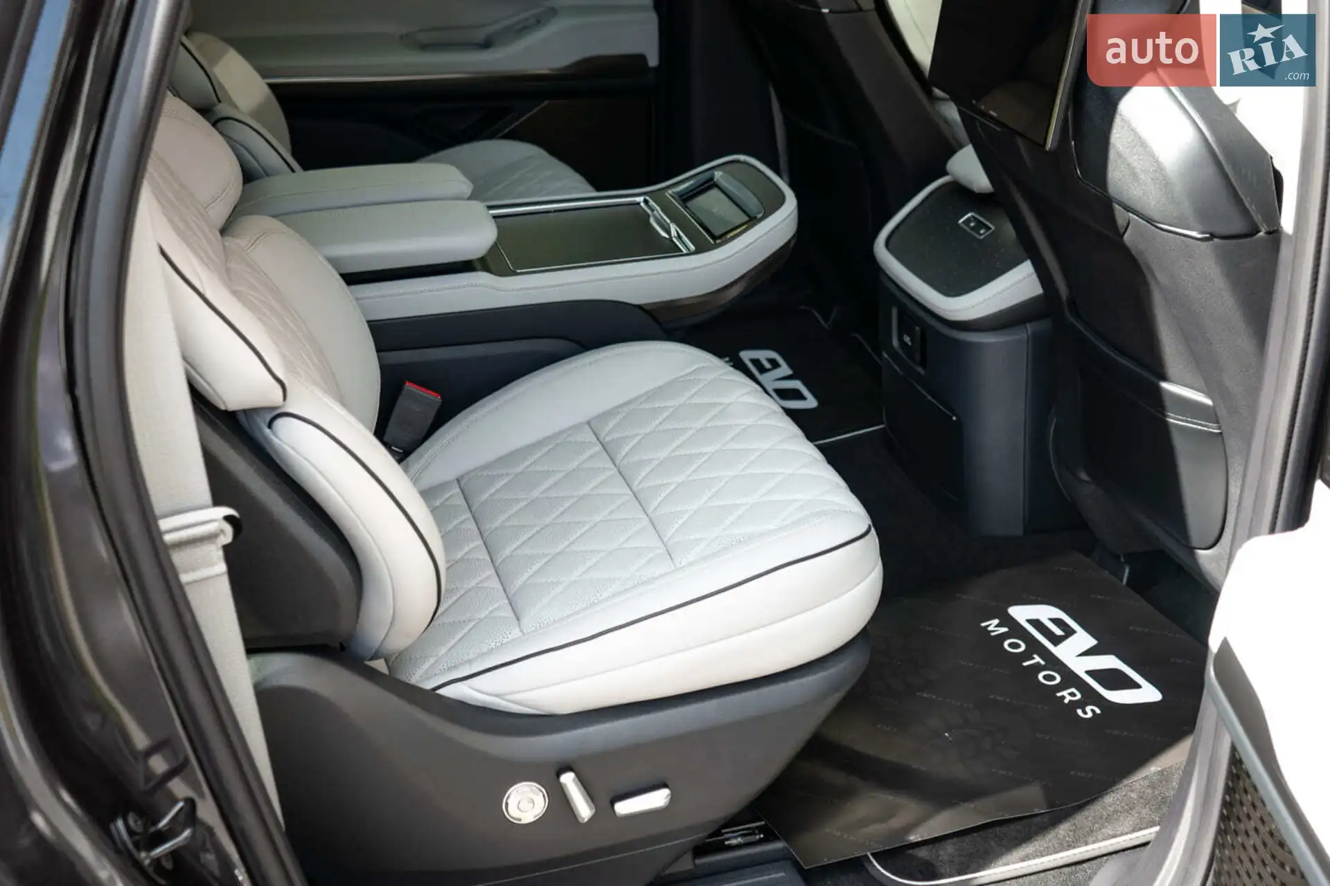 2025 Lincoln Navigator - мініатюра 53