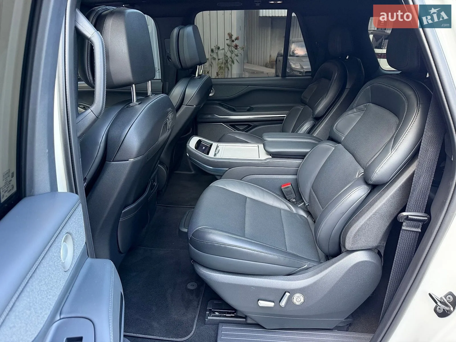 2025 Lincoln Navigator - мініатюра 32
