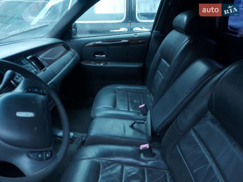 Лимузин Lincoln Town Car 2000 в Ужгороде
