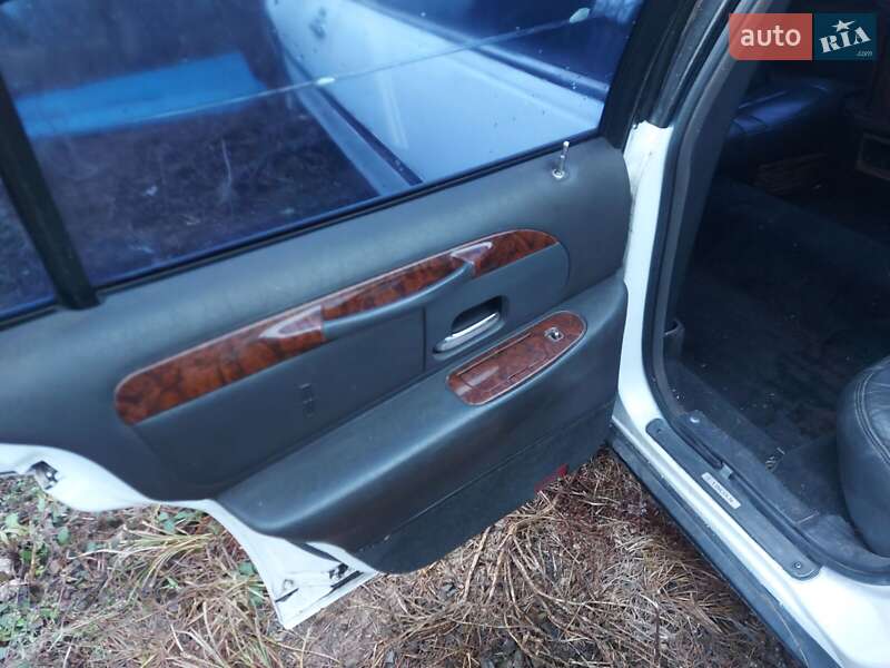 Лимузин Lincoln Town Car 2000 в Ужгороде