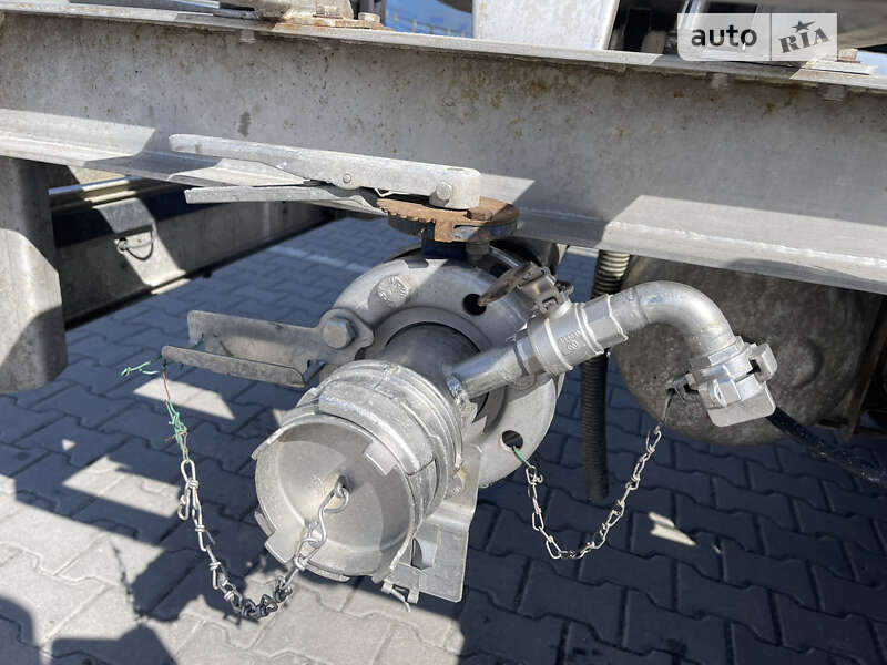 Цистерна напівпричіп Maisonneuv S338FG 2005 в Рівному